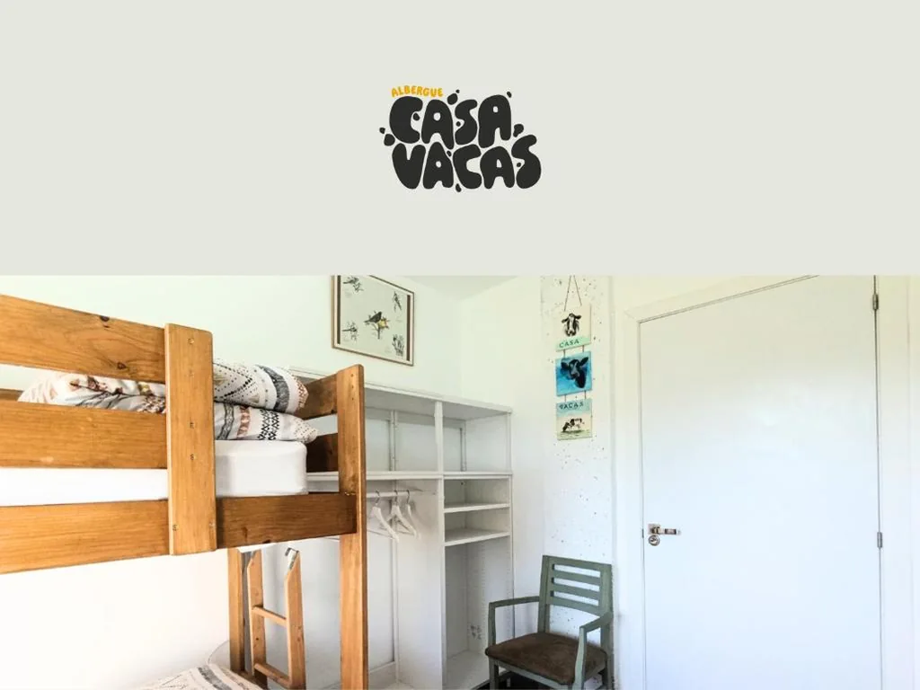 Habitación Doble Deluxe con cama supletoria — Hostel Casa Vacas