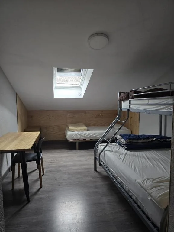 Habitación Triple con baño privado — Hostel Catedral Burgos