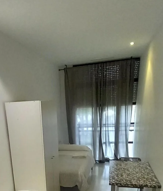 Habitación Individual con baño compartido — Hostel Central Sevilla