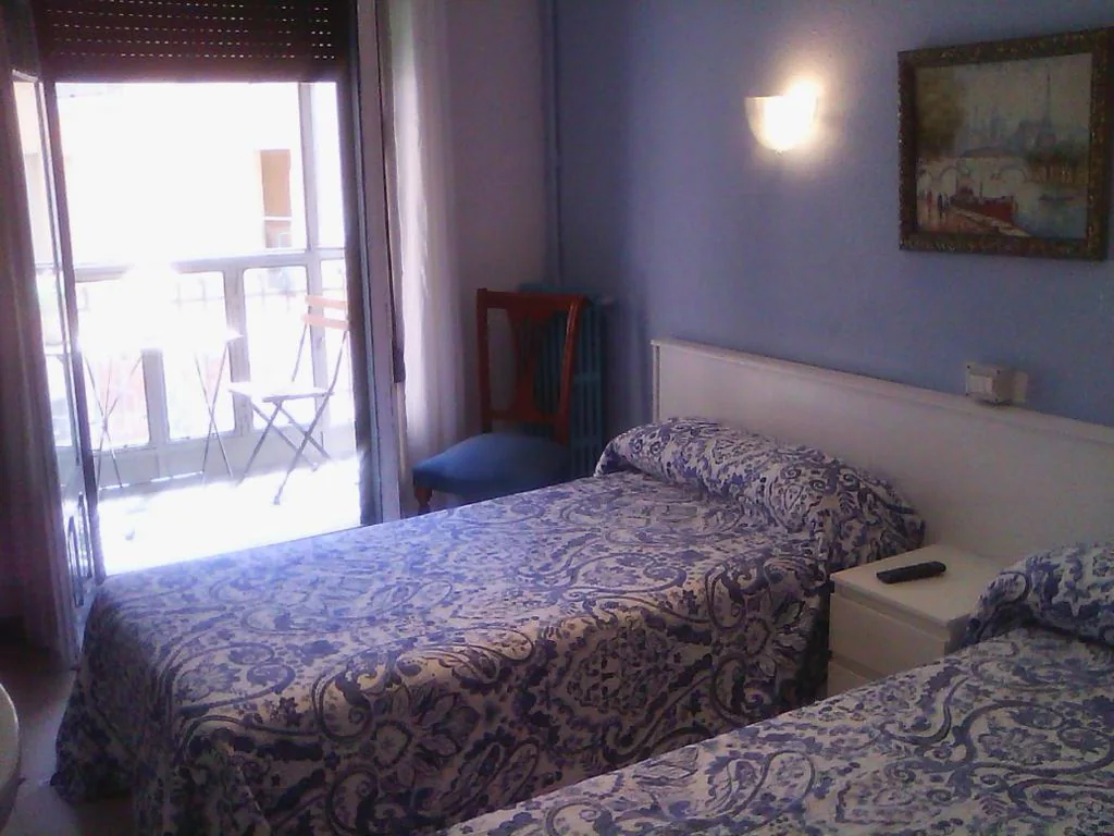 Quarto Duplo com casa de banho partilhada - 2 camas — Hostel Central Zaragoza