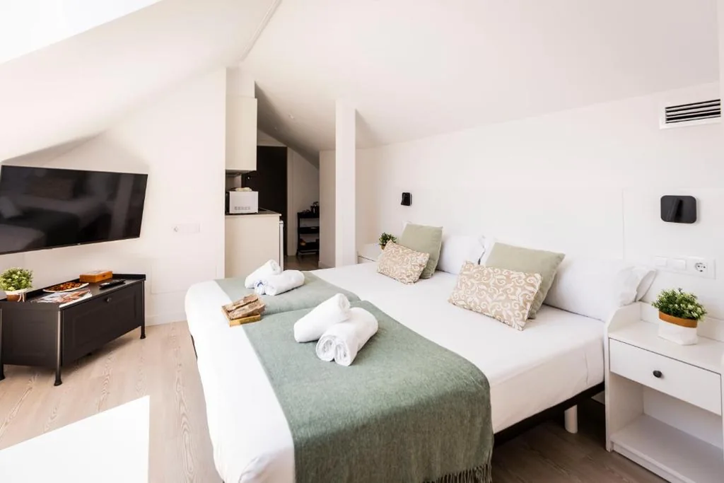 Quarto com cama grande e banheira de hidromassagem — Hostel Charino