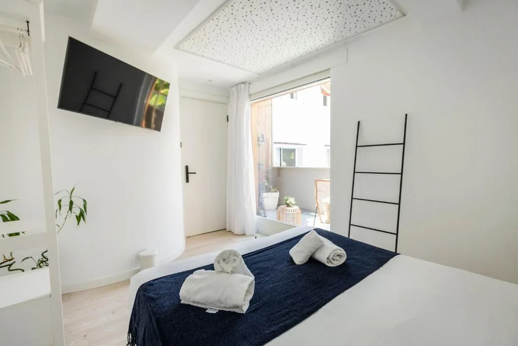Quarto Standard com casa de banho externa - 1 cama grande — Hostel Charino