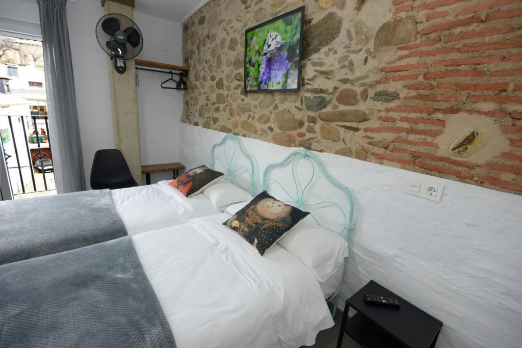 Double Room with Balcony - 2 Beds — Hostel El Campano