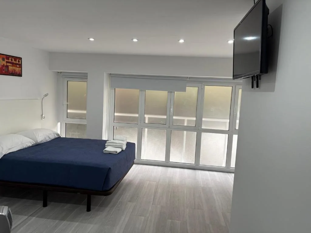 Double Room with sofa bed and shared Bathroom — Hostel Hock Residences