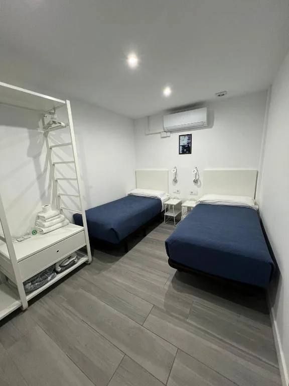 Habitación Doble con baño privado - 2 camas — Hostel Hock Residences