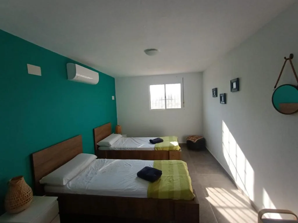 Standaard tweepersoonskamer - 2 bedden — Hostel La Fanega