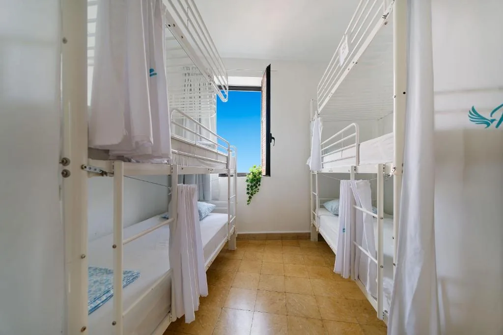 Cama individual em dormitório feminino partilhado — Hostel Las Palmas by Youroom