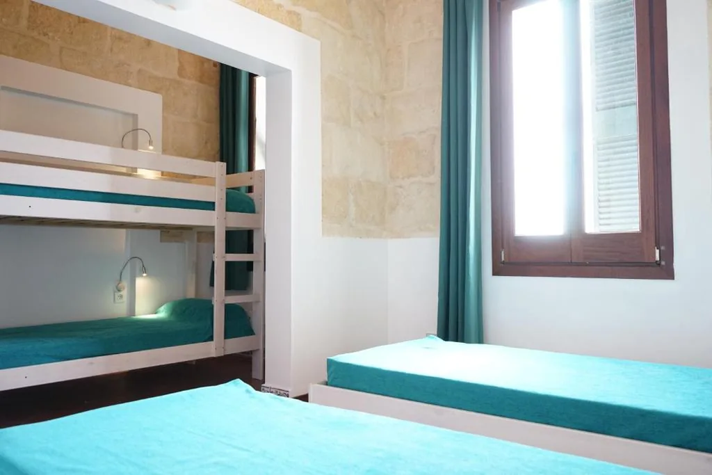 Cama en habitación compartida mixta de 4 camas — Hostel Menorca