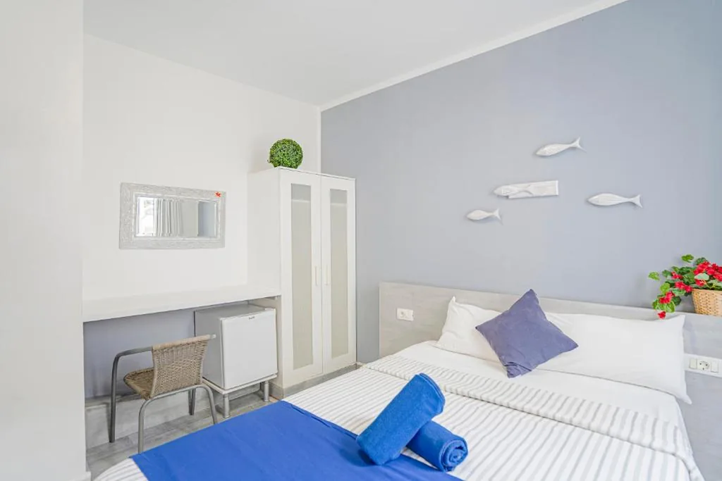 Doppelzimmer mit eigenem Bad — Hostel Neon Tenerife