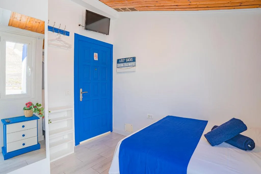 Einzelzimmer mit eigenem Bad — Hostel Neon Tenerife