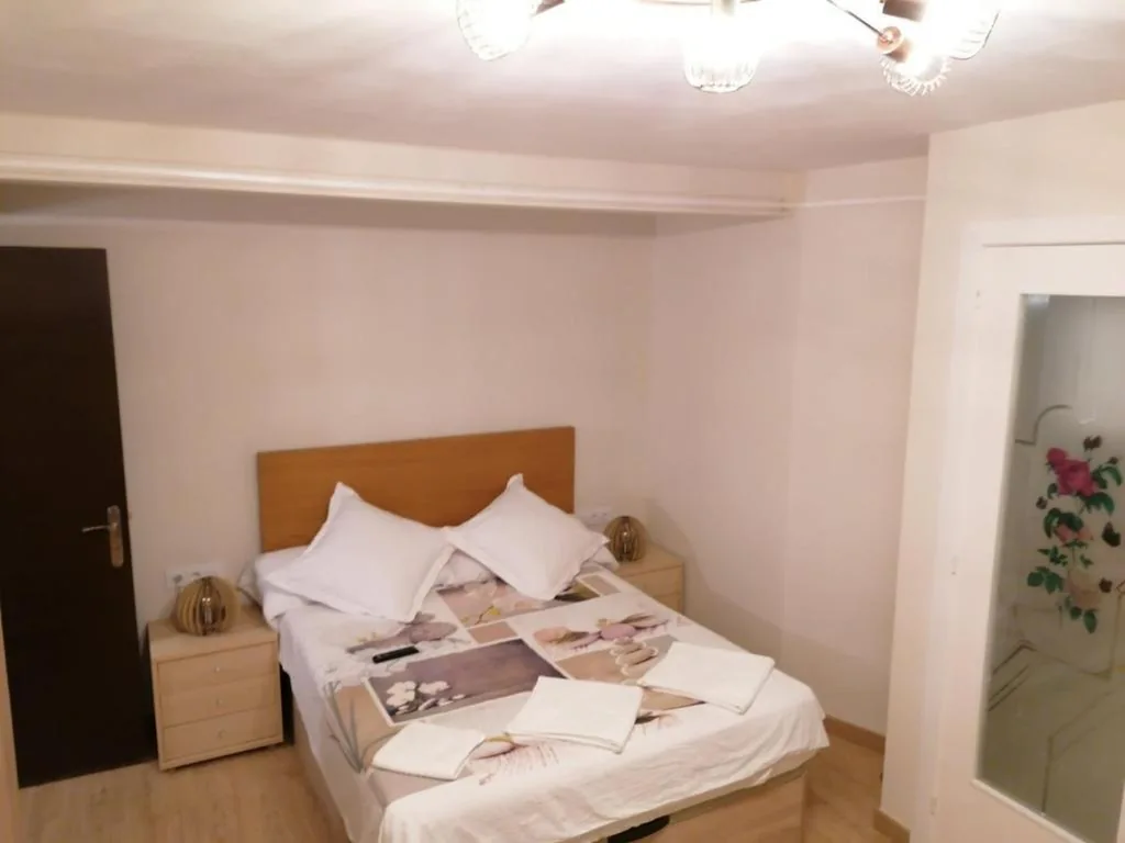 Camera doppia Deluxe (2 adulti + 1 bambino) — Hostel Penedes