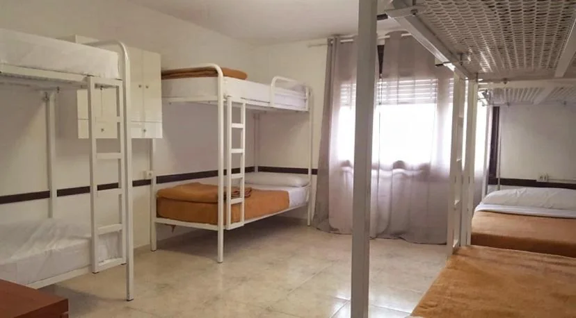 Letto a castello in dormitorio misto — Hostel Penedes