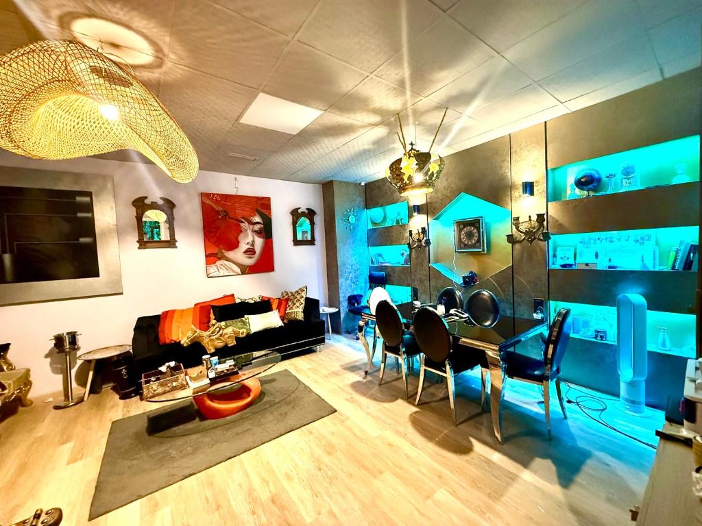 HOSTEL Pepper-Gold -PEDESTRIAN STRETT-3 minutes from marine -very spacious room -BED ROOMS 8 GUEST 55 M2 AND 8 GUEST 65 M2
