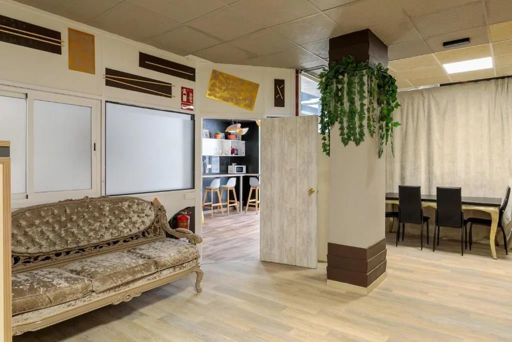 Bunk Bed in Mixed Dormitory Room — HOSTEL Pepper-Gold -PEDESTRIAN STRETT-3 minutes from marine -very spacious room -BED ROOMS 8 GUEST 55 M2 AND 8 GUEST 65 M2