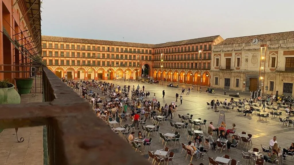 Driepersoonskamer met balkon — Hostel Plaza Mayor Corredera