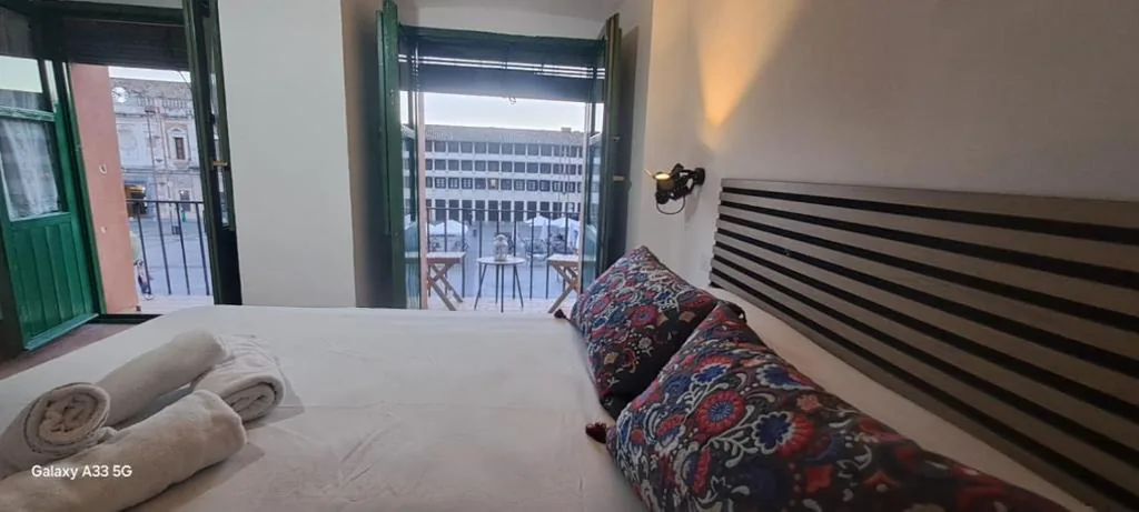 Driepersoonskamer met kingsize bed — Hostel Plaza Mayor Corredera
