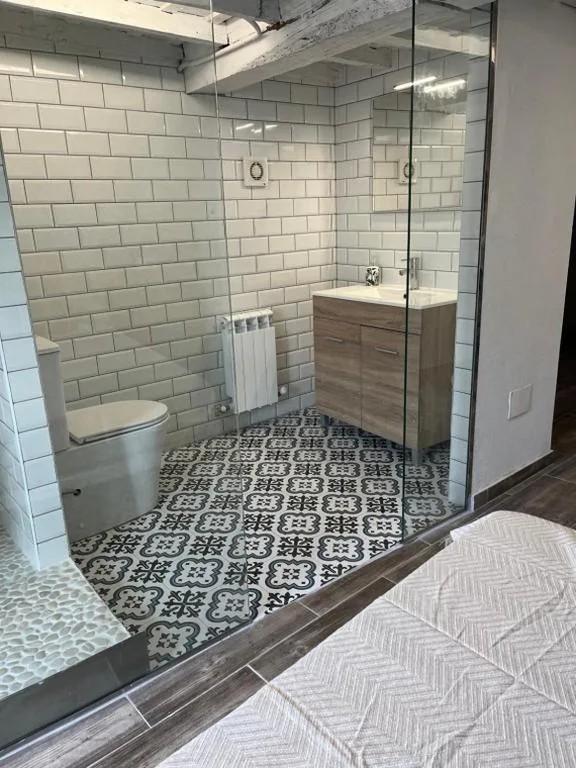 Doppelzimmer mit eigenem Bad — HOSTEL PORTON