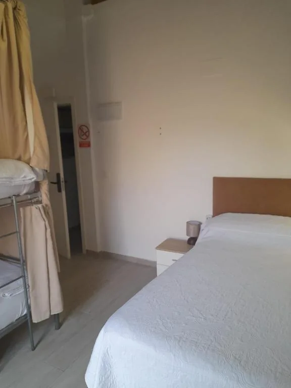 Vierpersoonskamer met balkon — HOSTEL PRIME