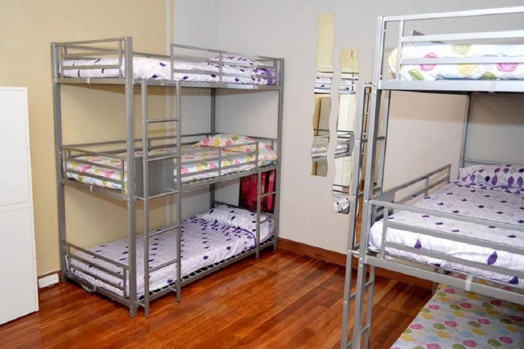 Schlafplatz im gemischten Schlafsaal mit 9 Betten — Hostel Santander