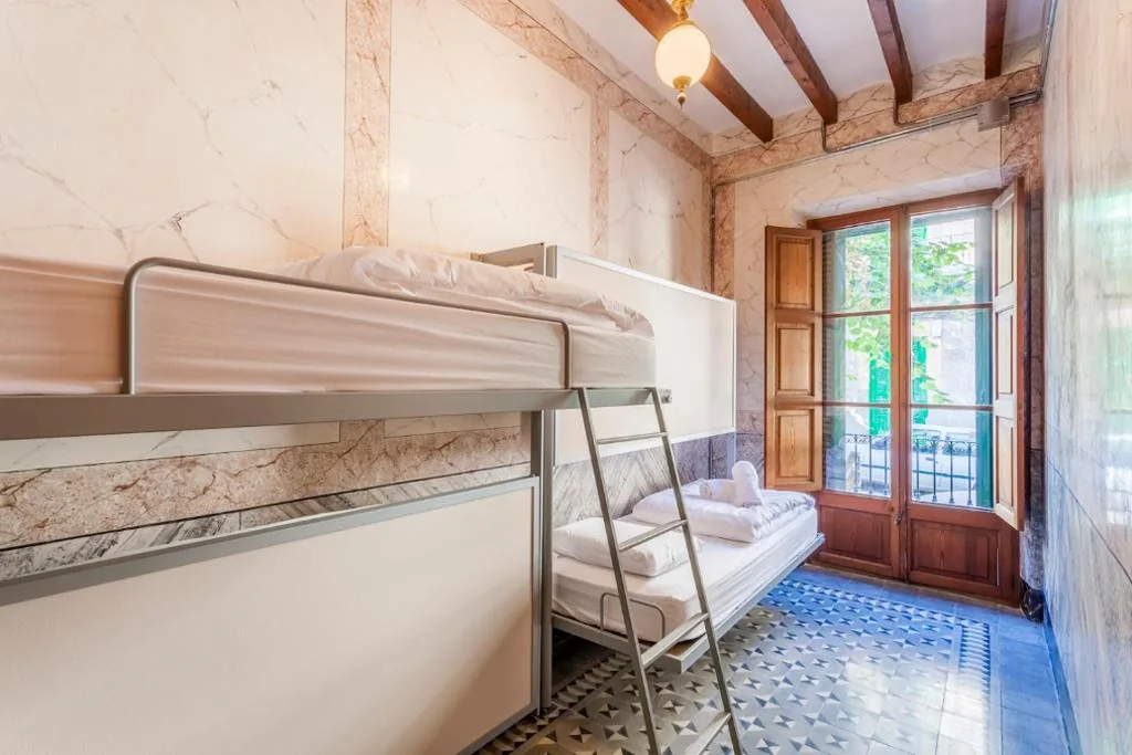 Chambre quadruple avec salle de bains commune — Hostel Sóller
