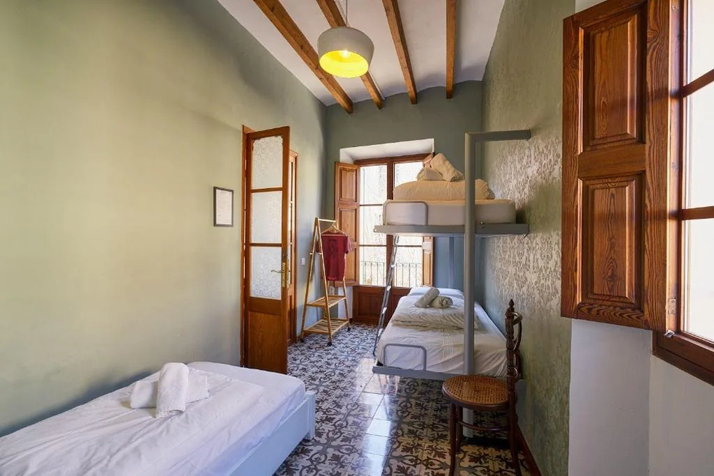 Chambre triple avec salle de bains commune — Hostel Sóller