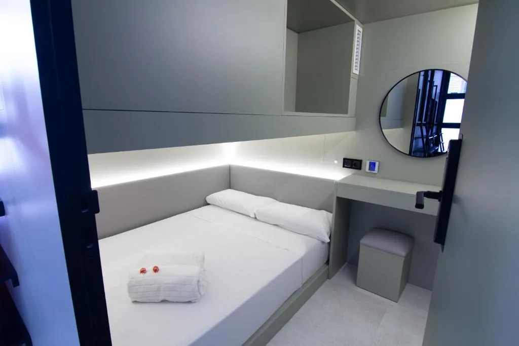 Lower Private Capsule with Large Bed — Hostel Superlativo Vialia I