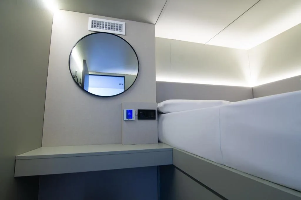 Upper Private Capsule with Large Bed — Hostel Superlativo Vialia I