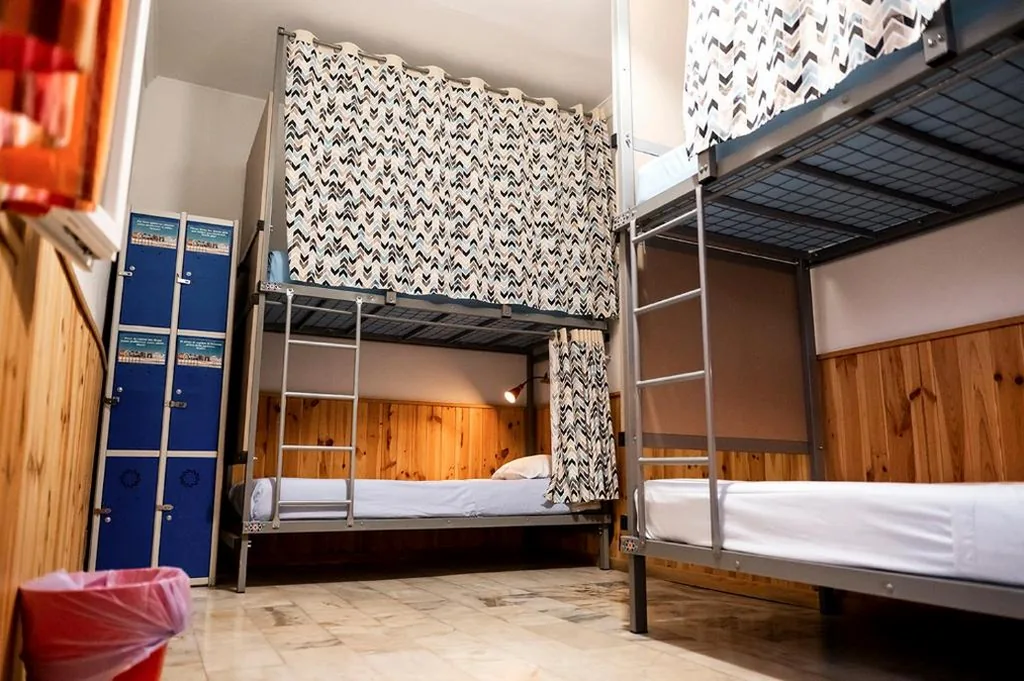 Letto in dormitorio condiviso con 4 letti — Hostel Triana Backpackers