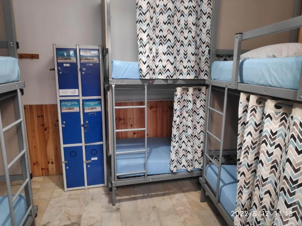 Letto in dormitorio condiviso femminile con 6 letti — Hostel Triana Backpackers