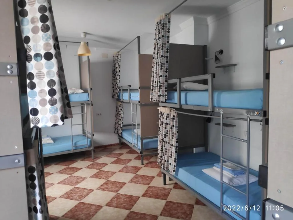 Letto in dormitorio condiviso misto con 10 letti — Hostel Triana Backpackers