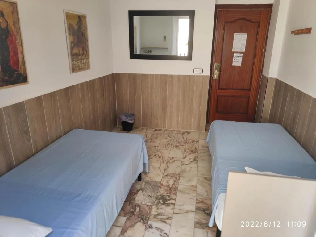 Camera doppia con bagno in comune - 2 letti — Hostel Triana Backpackers