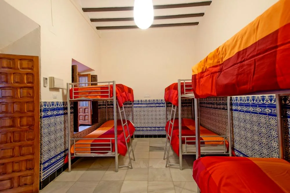 Cama individual en un dormitorio compartido femenino de 6 camas — Hostel Trotamundos