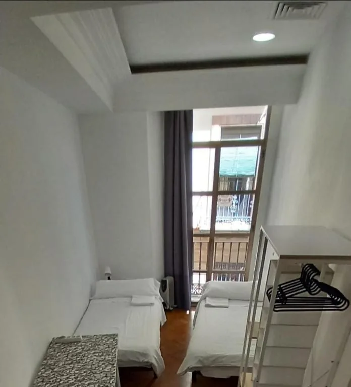 Camera doppia con bagno privato - 2 letti — Hostel Urban Sevilla