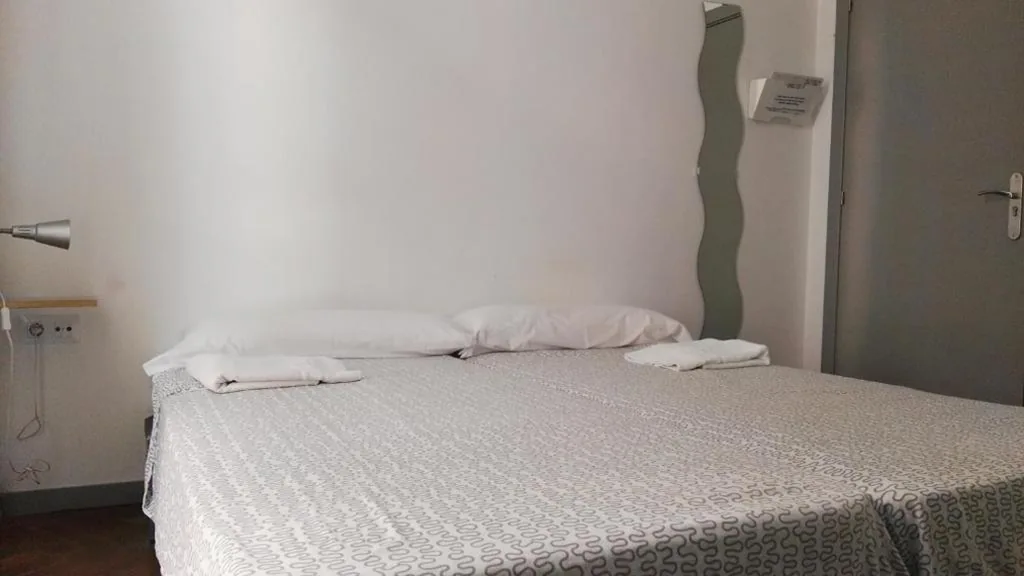 Camera tripla con bagno condiviso — Hostel Urban Sevilla