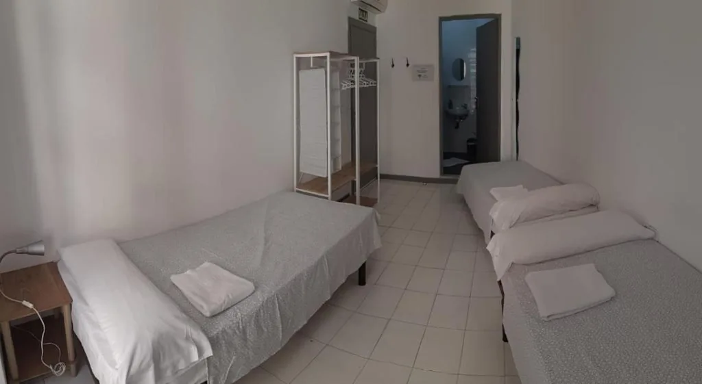Camera tripla con bagno privato — Hostel Urban Sevilla
