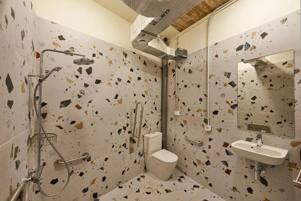 Bed in gemengde slaapzaal met 10 bedden — Hostelfly Madrid Airport