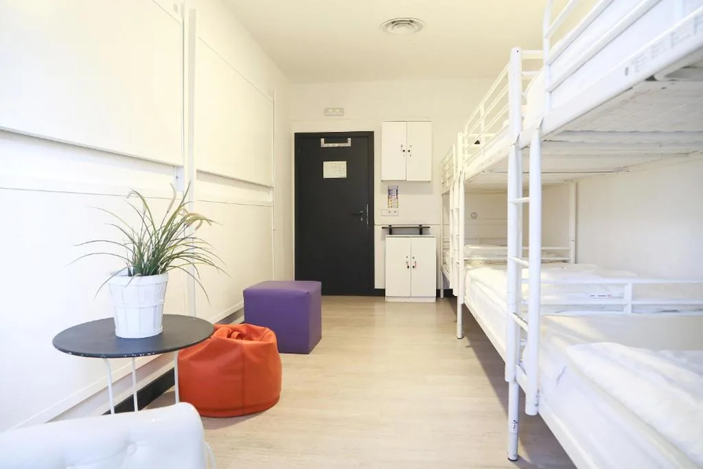 Cama en habitación compartida mixta de 6 camas — Hostels Meetingpoint