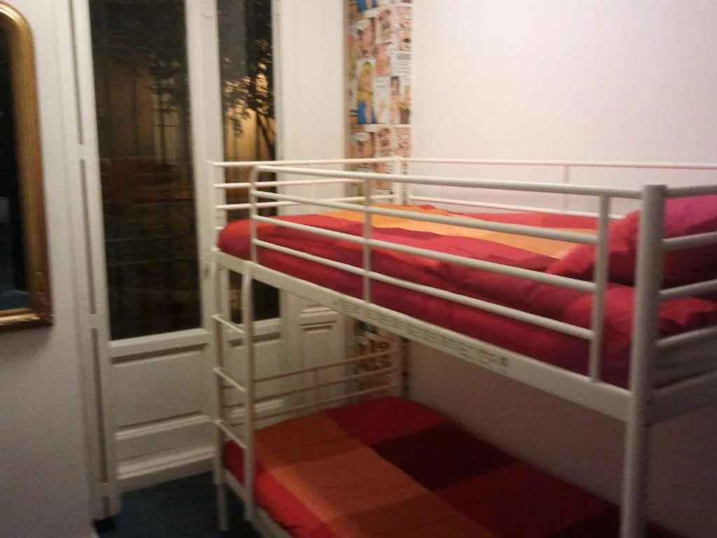 Cama individual en habitación compartida mixta de 4 camas — Hostels Meetingpoint