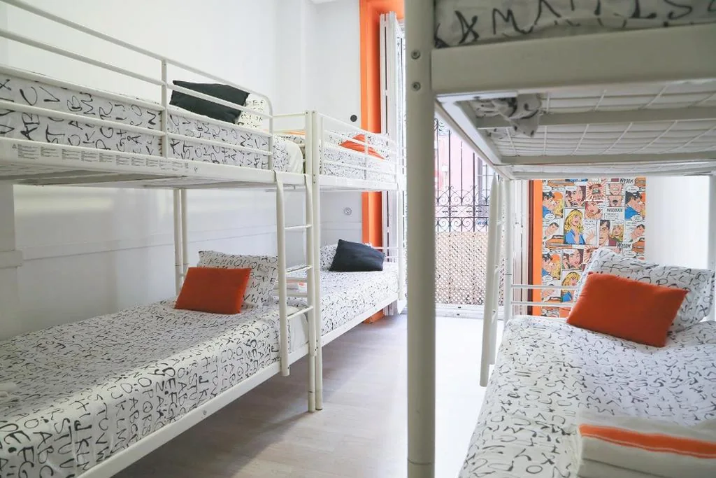 Cama individual en un dormitorio compartido femenino de 8 camas — Hostels Meetingpoint