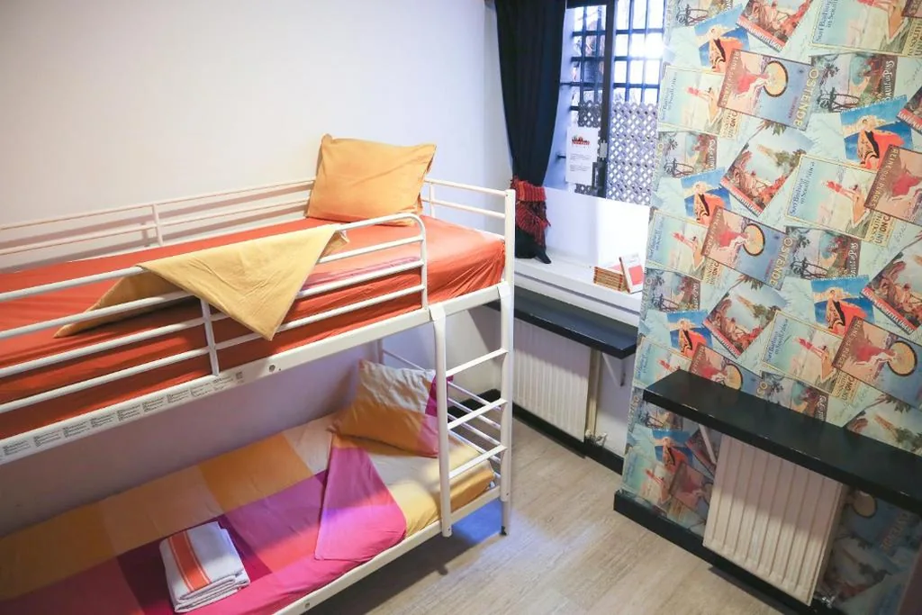 Habitación Doble con baño compartido - 2 camas — Hostels Meetingpoint