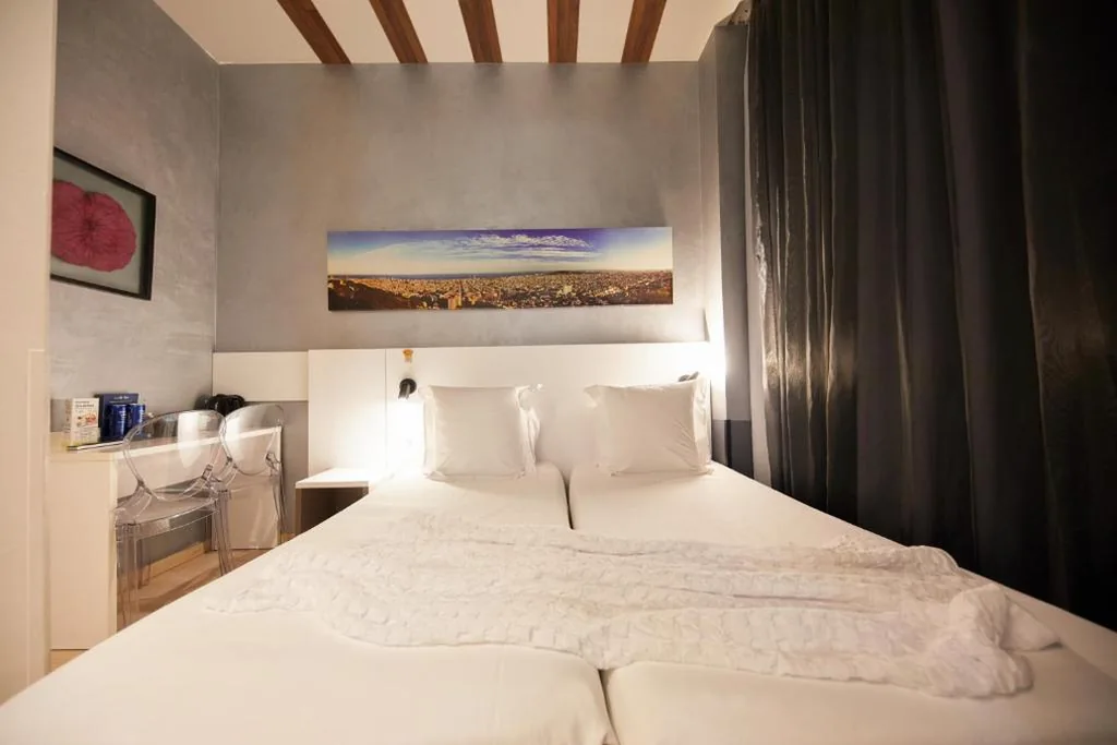 Quarto Triplo — Hostemplo Sagrada Familia