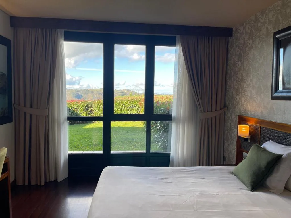 Junior Suite mit privatem Garten — Hosteria de Torazo Nature Hotel & Spa