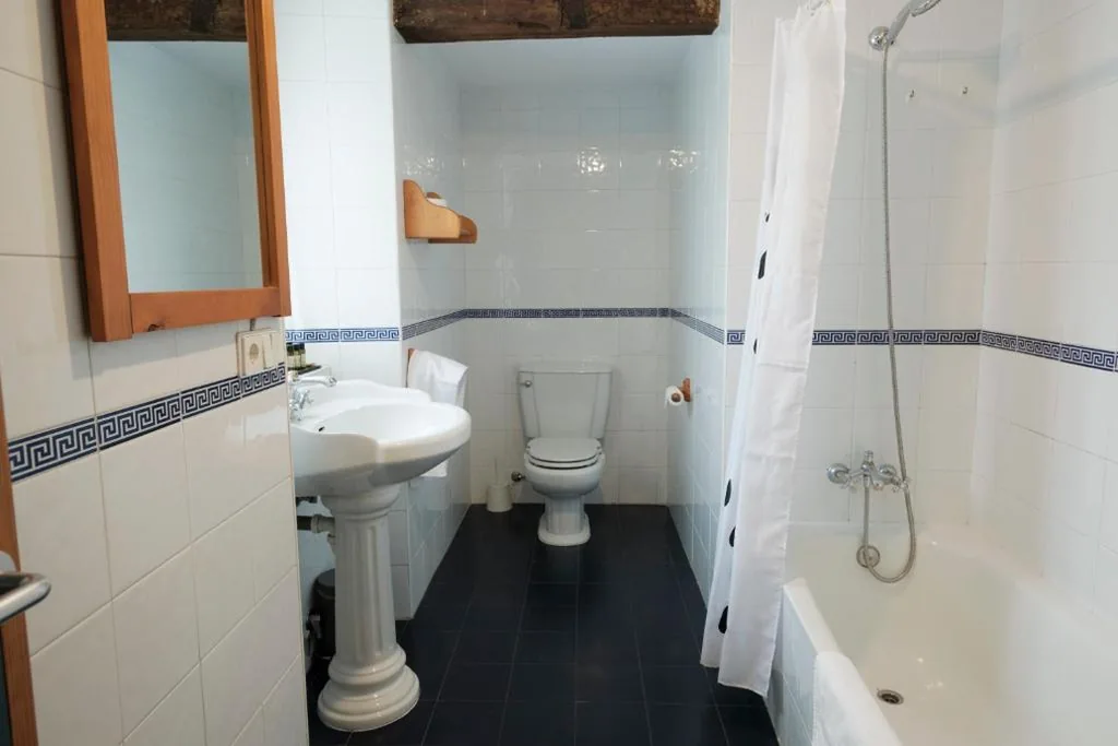 Habitación Doble con baño privado - 2 camas — Hosteria de Zubiri