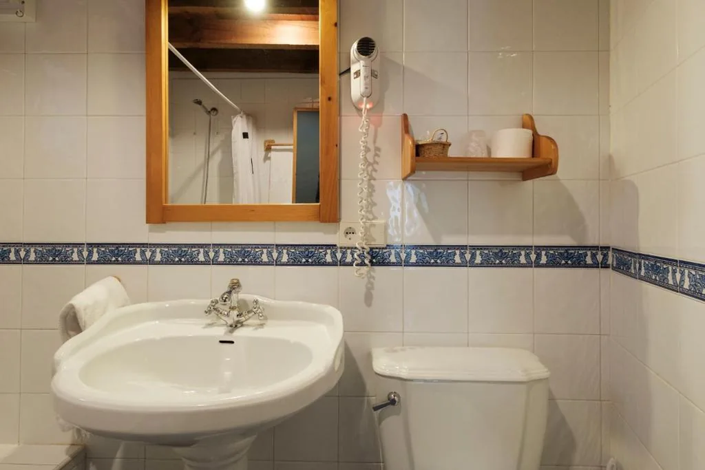 Habitación Doble con baño privado - 2 camas — Hosteria de Zubiri