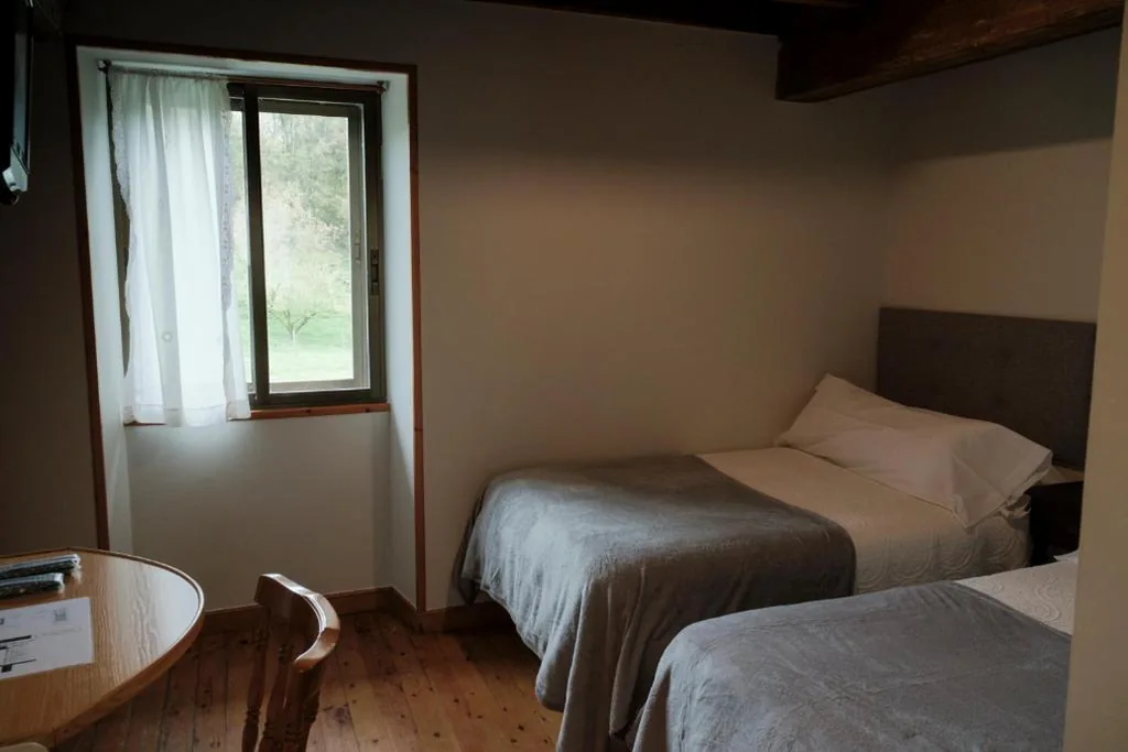 Habitación Doble con baño privado - 2 camas — Hosteria de Zubiri
