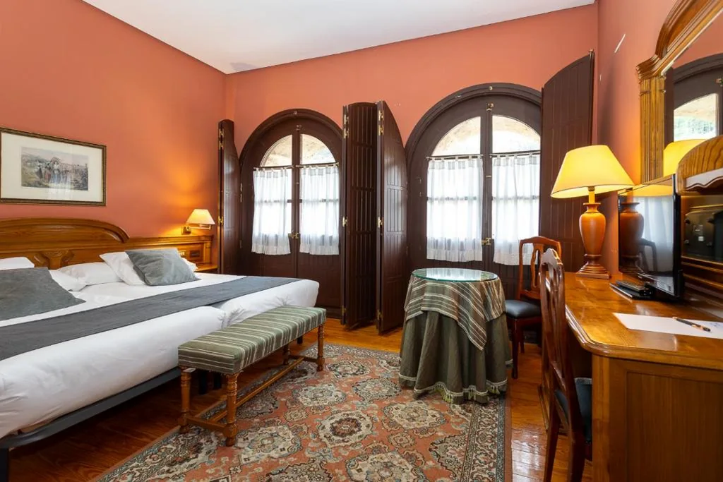 Superior Suite mit Zugang zum Kloster — Hostería del Monasterio de San Millan