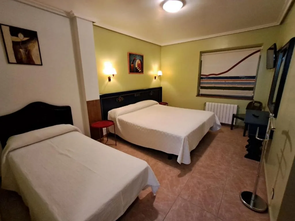 Habitación Triple con vistas a la ciudad — Hostería La Casona