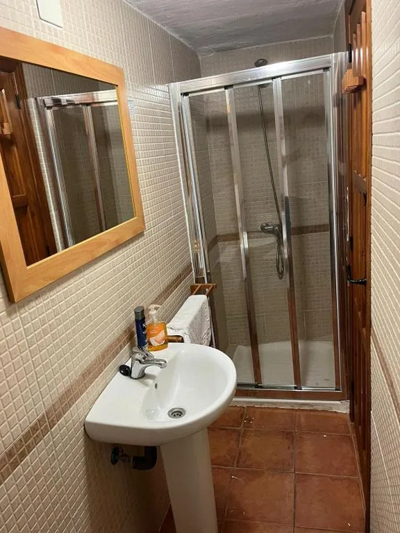 Quarto Duplo com casa de banho privativa – 2 camas — Hosteria La Higuera H-CC-798