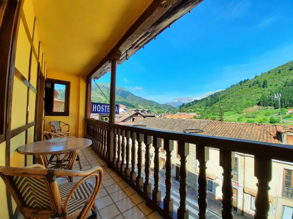 Habitación Cuádruple con terraza y vistas a las montañas — Hosteria Picos De Europa
