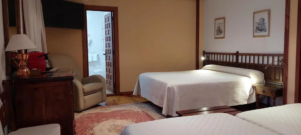 Habitación Cuádruple - vistas al jardín — Hosteria Picos De Europa